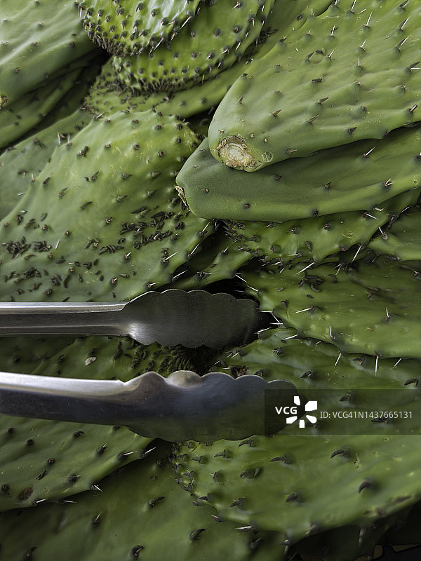 农贸市场上的仙人掌果和夹子图片素材