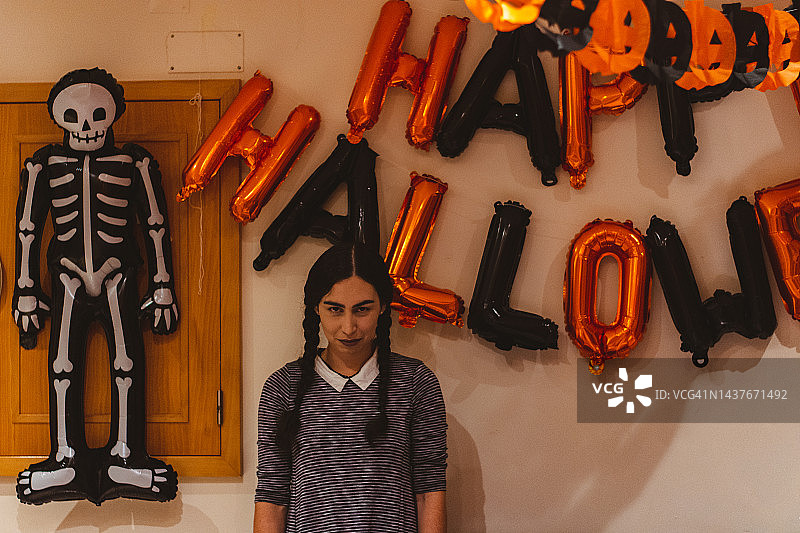 参加万圣节派对的女人图片素材