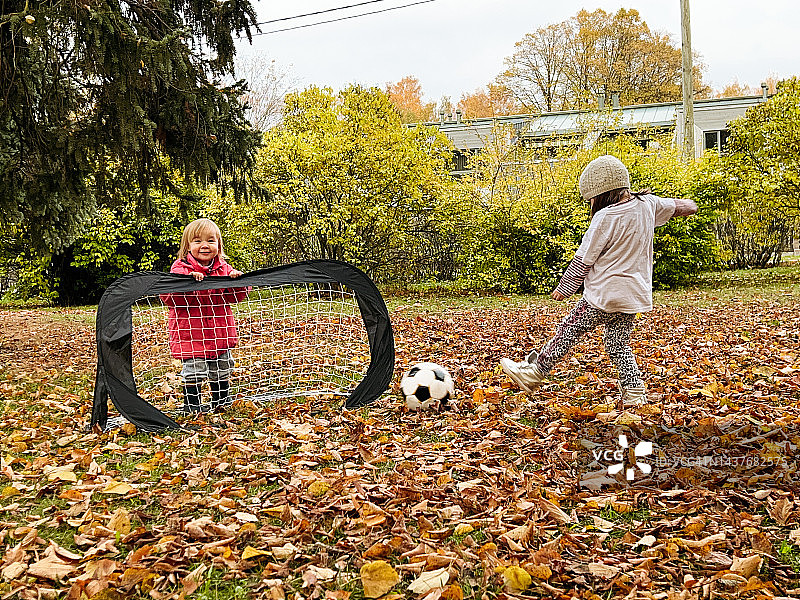 两个小女孩踢足球图片素材