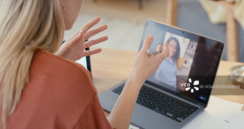 在线研讨会、视频通话和在线会议，使用笔记本电脑进行辅导、建议或在线工作坊规划的女性。远程工作、女性通过网络在家办公，提供自由虚拟咨询业务。图片素材
