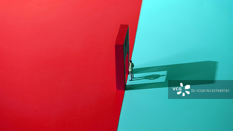 玩具男人走出舒适区，敢于梦想的概念照片图片素材