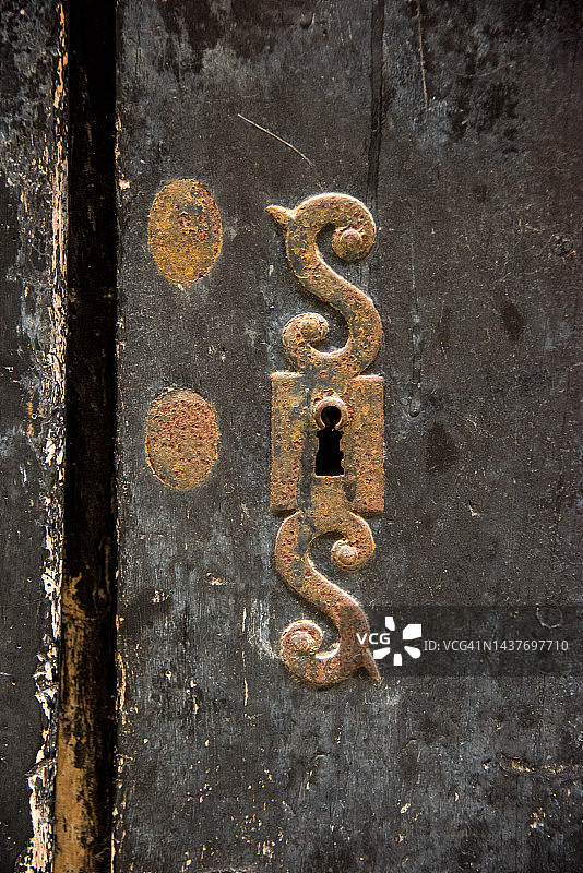 木门上的华丽钥匙孔图片素材