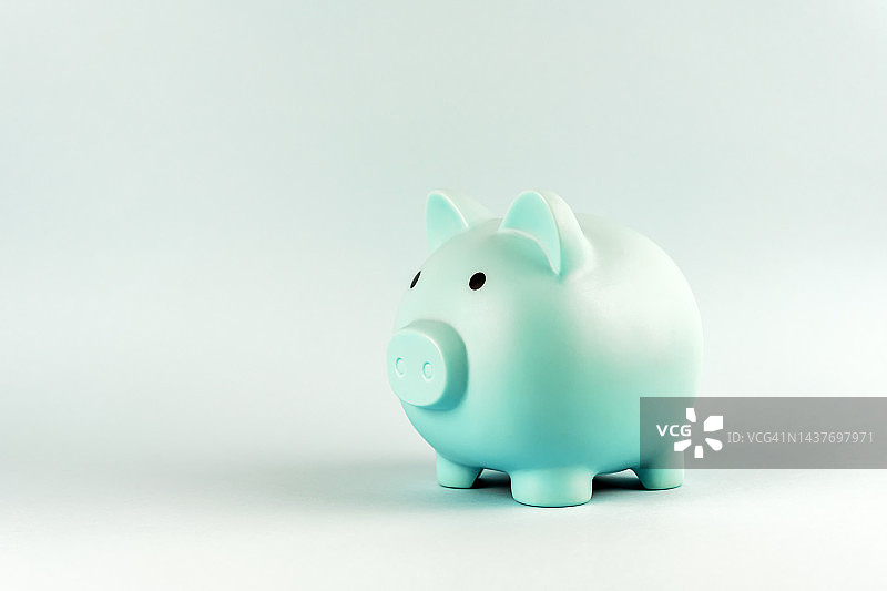 蓝色背景上的储蓄罐图片素材