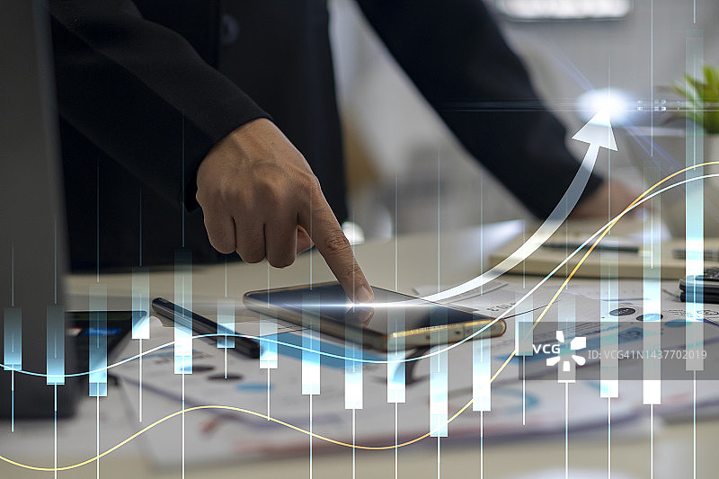 使用现代电脑虚拟控制面板的女商人图片素材