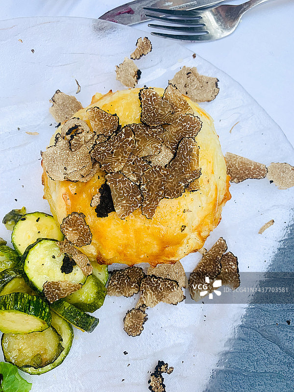 朗格地区的托米诺奶酪配鸡蛋和松露图片素材