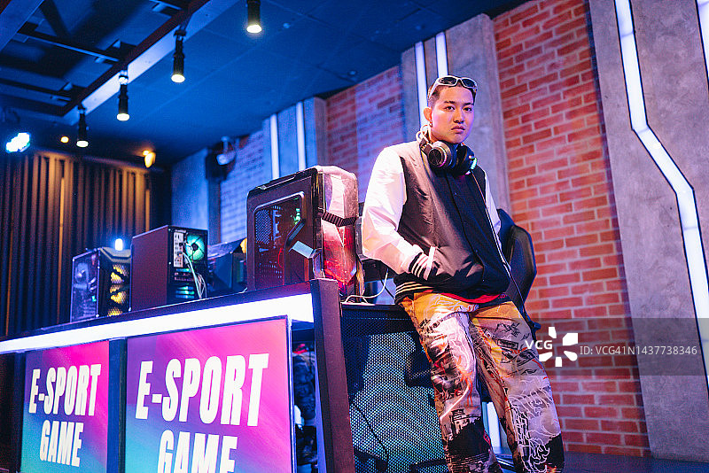 年轻英俊的职业游戏玩家肖像图片素材