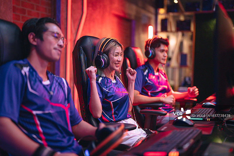 亚洲年轻游戏玩家领队参加电子竞技锦标赛图片素材