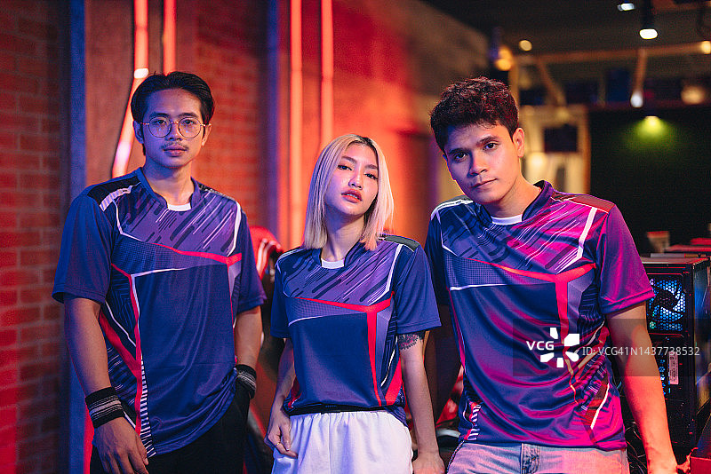 电竞大赛上的电竞团队肖像图片素材