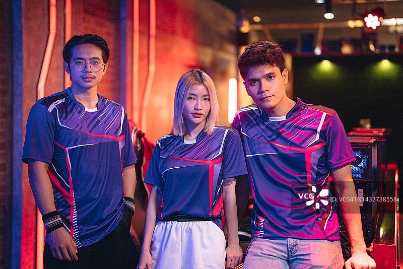 自信的职业玩家站在电竞场馆中肖像图片素材