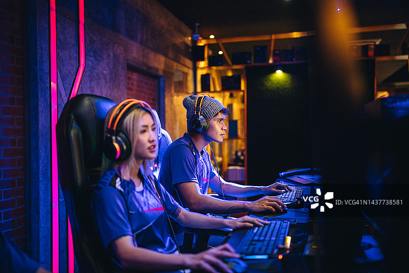 参加竞技比赛的亚洲电竞选手图片素材