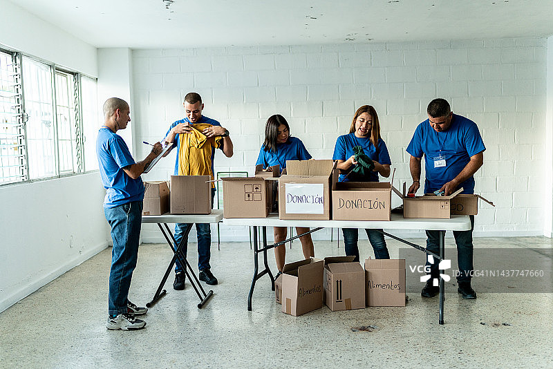 志愿者在社区中心整理捐赠箱图片素材