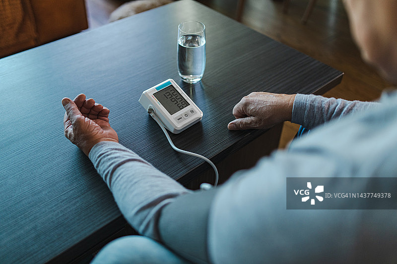 量血压的年长男人图片素材