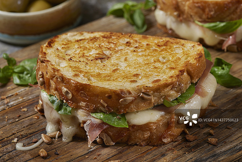 烤奶酪配意大利熏火腿和布里干酪图片素材