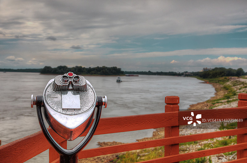 观测台视角下的新马德里弯曲地貌图片素材