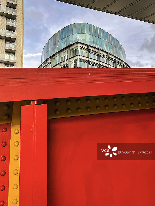 秋季的橙色、红色和银色建筑图片素材