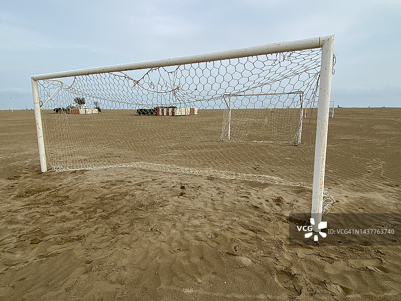 秋天，意大利卡奥尔海滩的海滩上的足球网图片素材