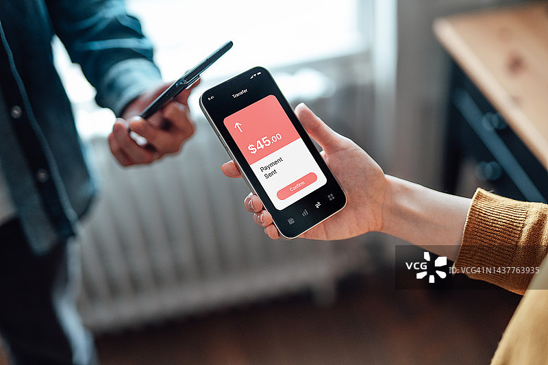 通过智能手机上的移动应用进行资金转移图片素材