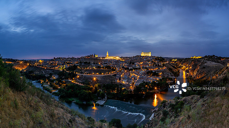 蓝色时刻的托莱多（卡斯蒂利亚-拉曼恰/西班牙）图片素材