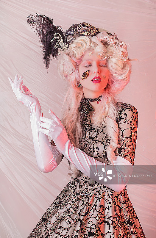 脸颊有蝴蝶的金发模特肖像图片素材