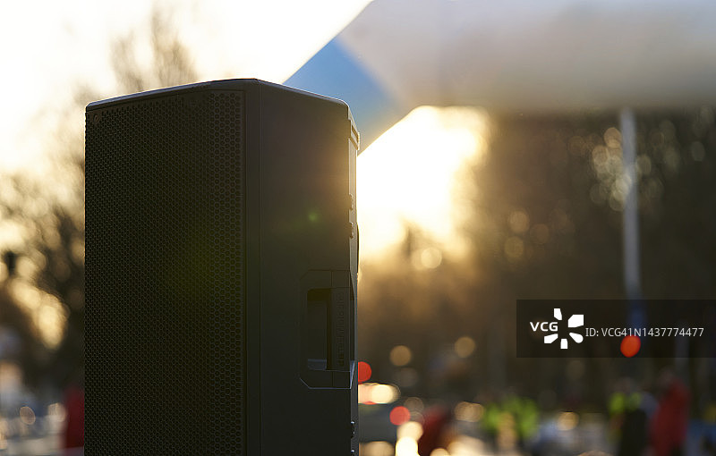 黑色户外音响系统，背景是蓝白色充气拱门图片素材