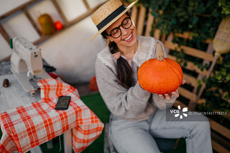 美丽的南瓜爱好者肖像图片素材