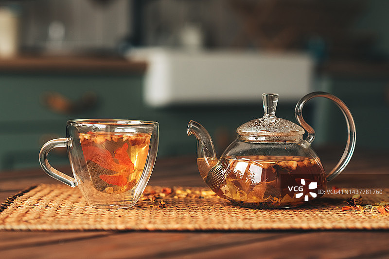 玻璃茶壶沙棘茶（选择性聚焦，乡村背景，方形图）图片素材