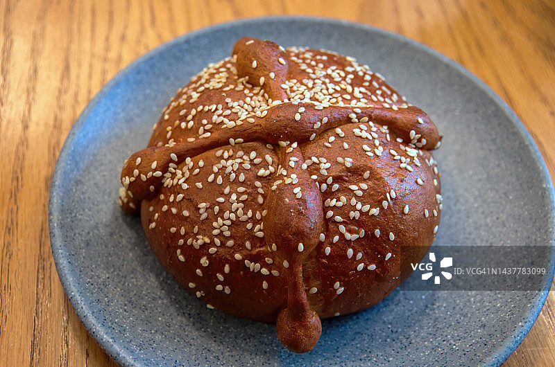 咖啡桌上的芝麻奶油面包图片素材