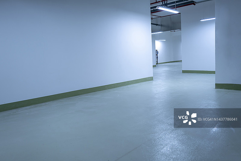 空旷的地下室房间图片素材