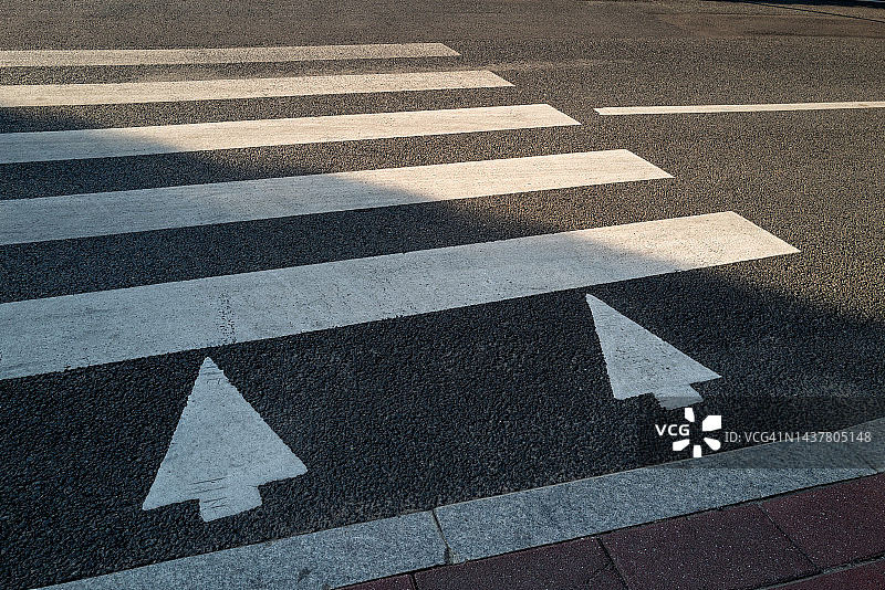 沥青路上的斑马线图片素材