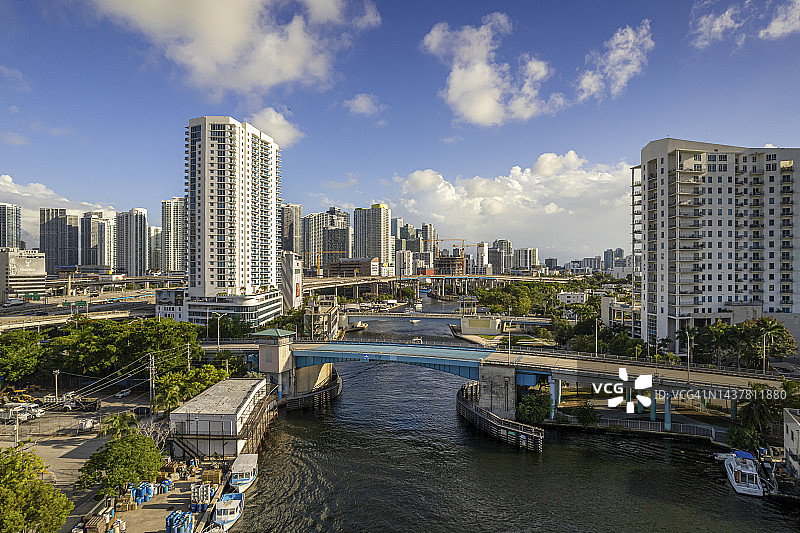 佛罗里达州迈阿密河的无人机航拍图片素材