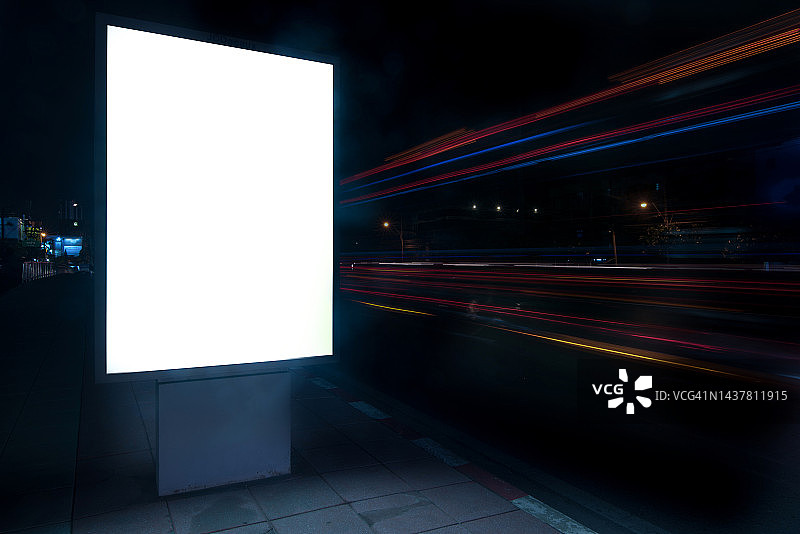 夜晚城市街道上的空白广告牌，户外广告图片素材