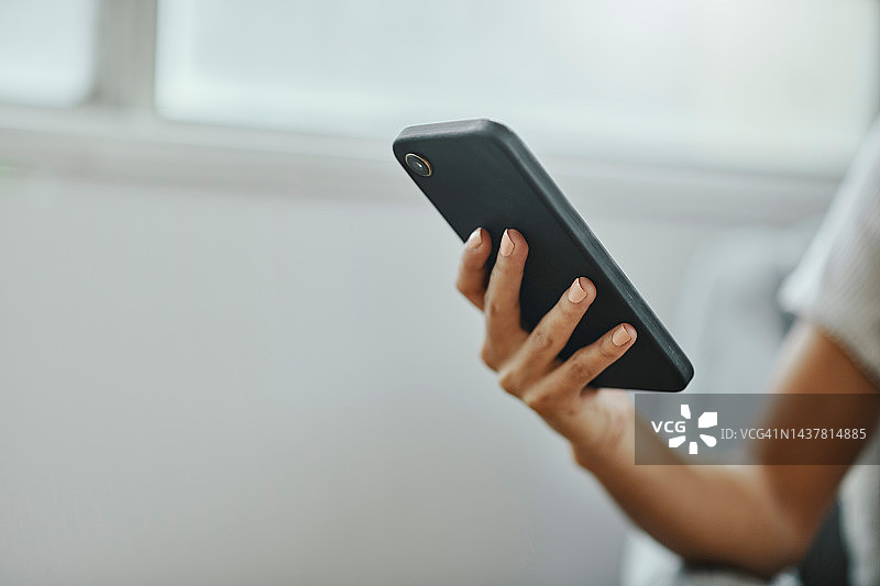 在家中使用手机的女人特写，在互联网、社交媒体或应用程序上打字图片素材