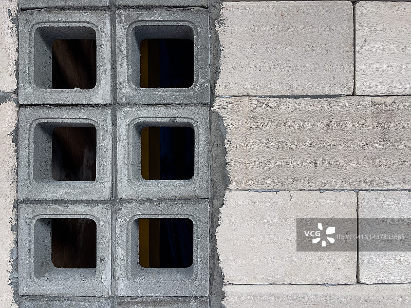 堆叠的轻质砖、粉刷墙壁和通风砖图片素材