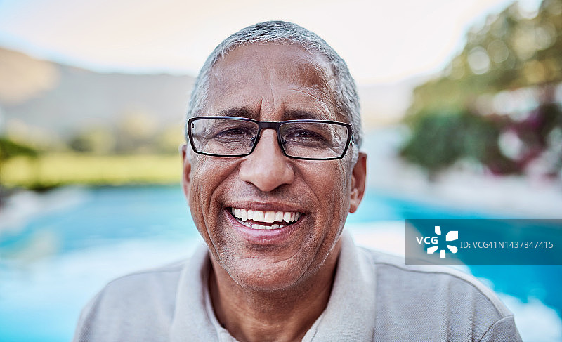 老年人在游泳池边度假图片素材