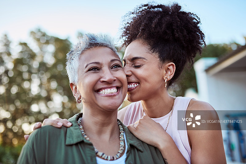 花园里母亲节的快乐家庭图片素材