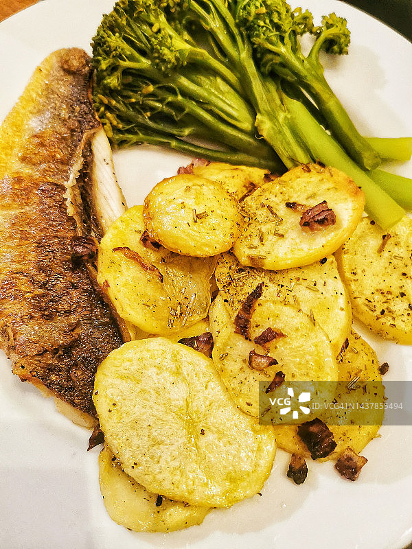 海鲈鱼、土豆和西兰花图片素材