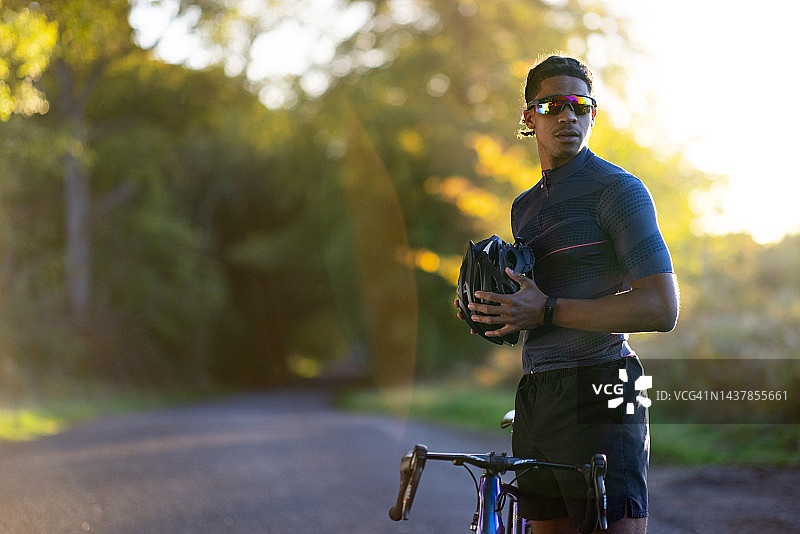 摘下头盔图片素材