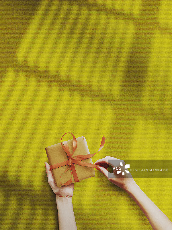 女人手打开“周二礼物日”礼品图片素材