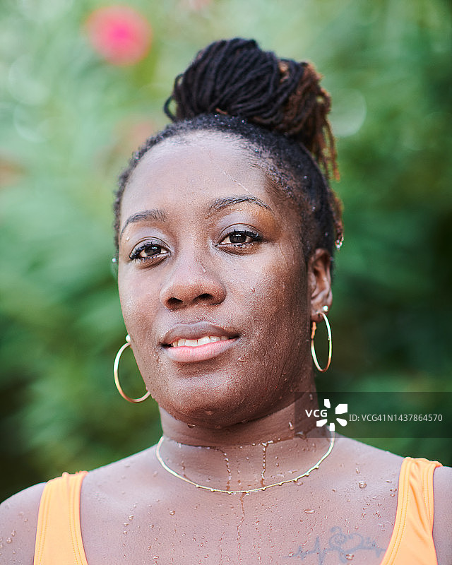 户外女性特写肖像图片素材