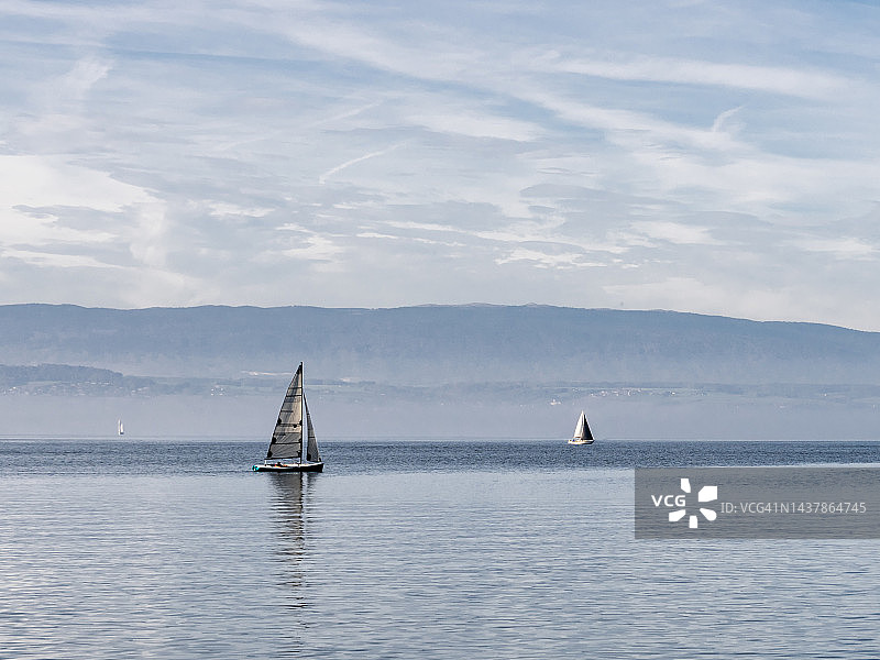 湖上航行的帆船图片素材