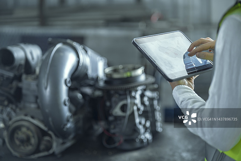 男工程师正在使用智能软件，用平板电脑设计汽车机器图片素材