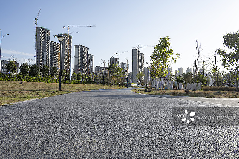 城市道路景观汽车广告图图片素材