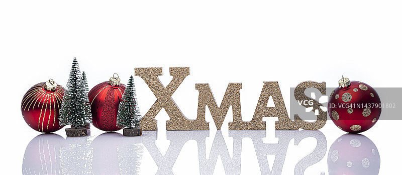 白色背景上的木制圣诞节文字特写图片素材