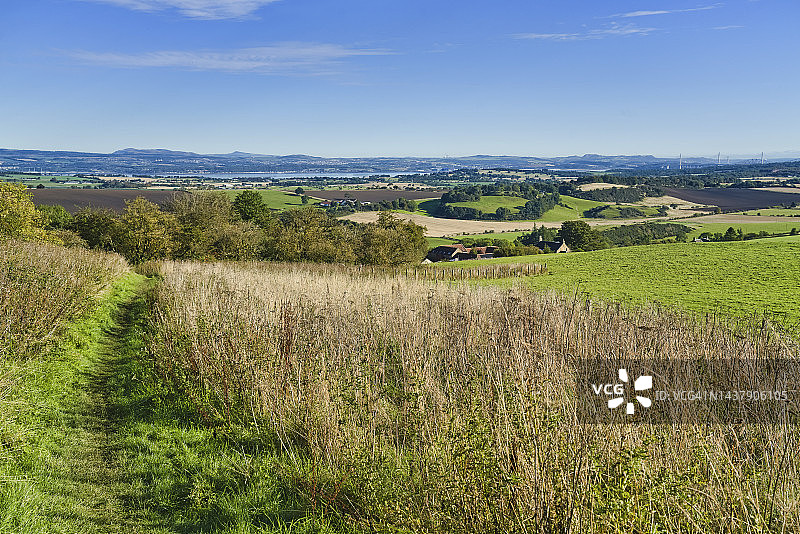 从比克雷格郊野公园眺望福斯河谷（英国苏格兰西洛锡安林利思戈附近）图片素材
