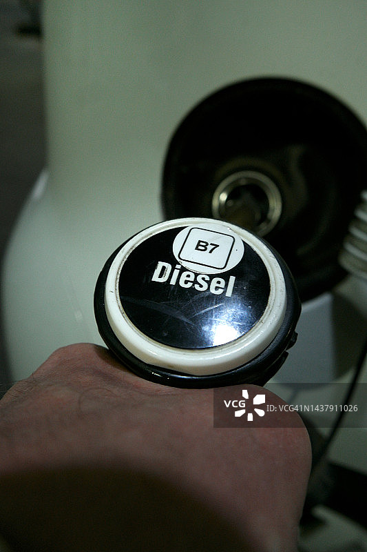 男人在汽车里加注柴油图片素材