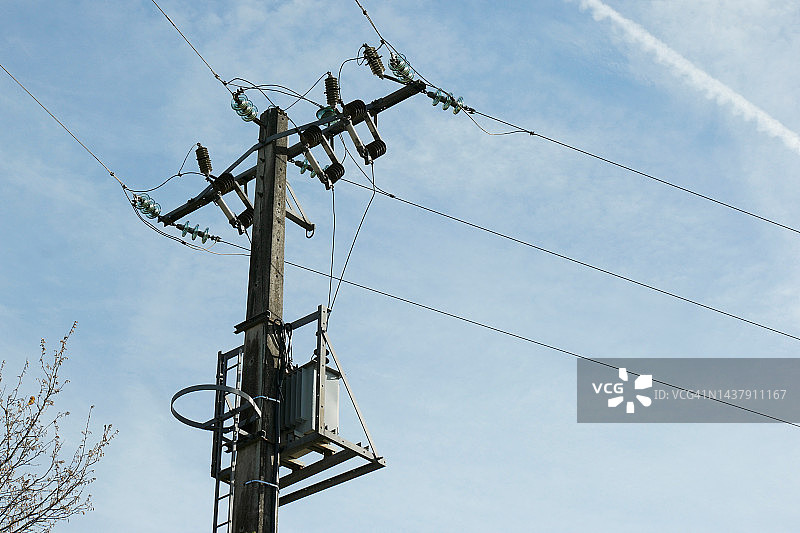 混凝土电力杆上的电力变压器图片素材