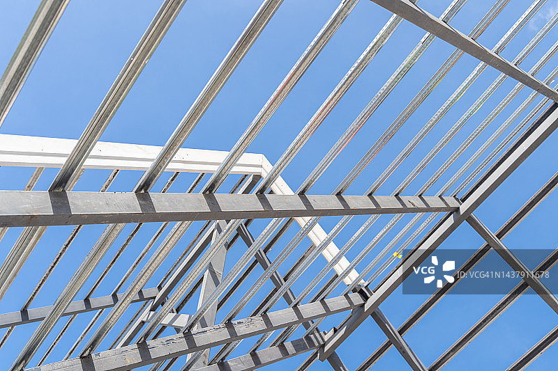 施工现场用于屋顶的钢结构框架和天空图片素材