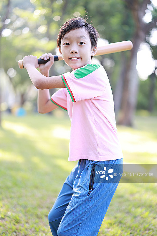 小男孩打棒球图片素材