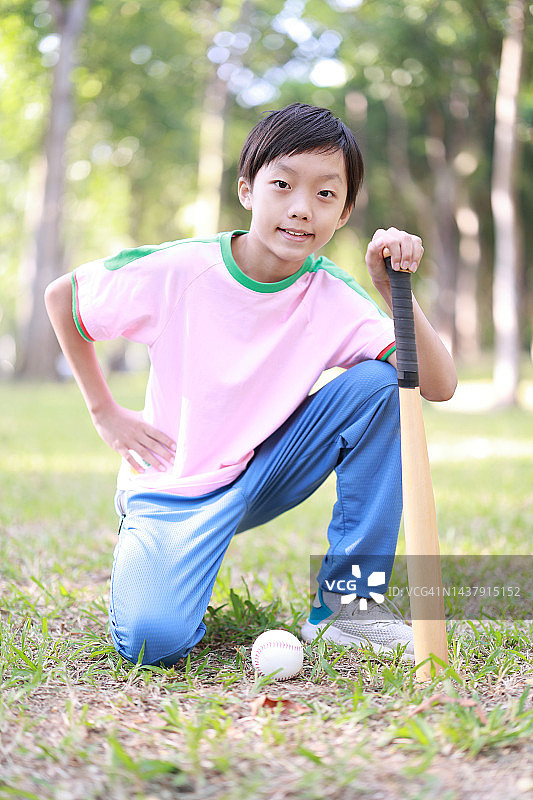 小男孩打棒球图片素材