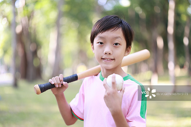 小男孩打棒球图片素材